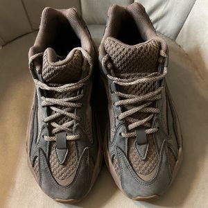 YEEZY 700 v2 MAUVE
